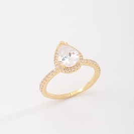 ANEL COM PEDRA CENTRAL EM FORMATO DE GOTA