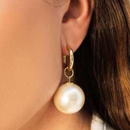 BRINCO ARGOLA LISA COM PÉROLA GRANDE