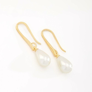 BRINCO GANCHO COM PÉROLA EM FORMATO DE GOTA