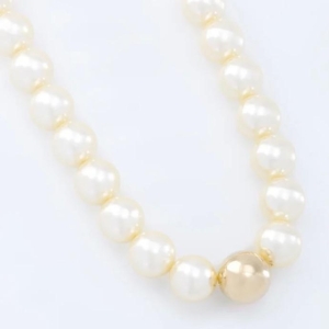 COLAR COM DETALHES EM PÉROLAS GRANDES E ESFERA DOURADA