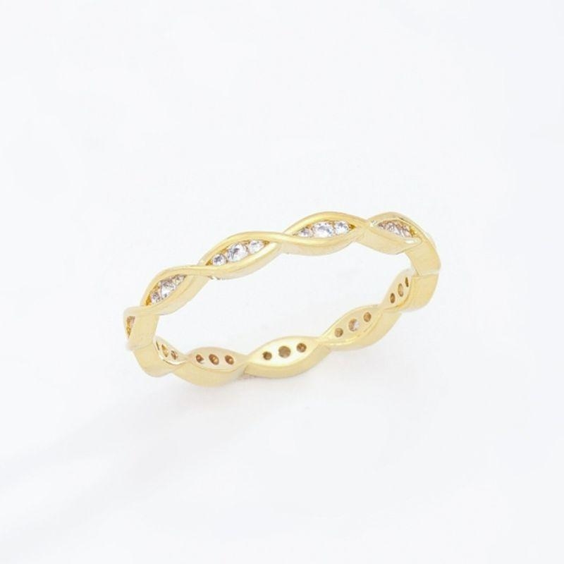 ANEL COM DESIGN ENTRELAÇADO E DETALHES EM ZIRCÔNIAS