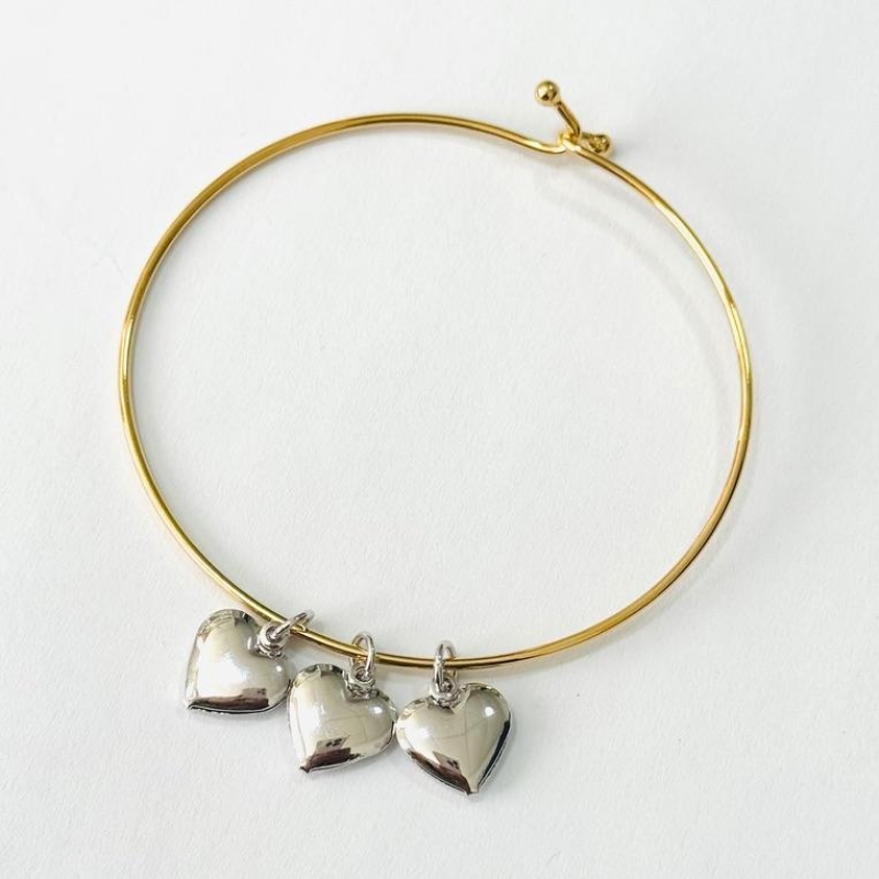 BRACELETE ARO COM PINGENTES CORAÇÕES