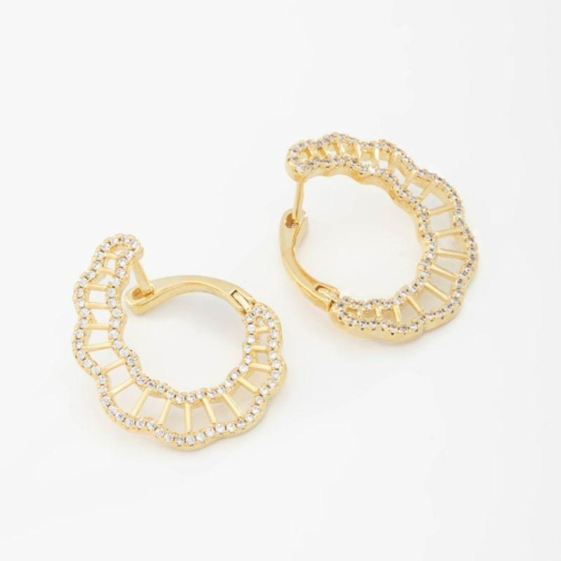 BRINCO COM DESIGN VAZADO E DETALHES EM ZIRCÔNIAS