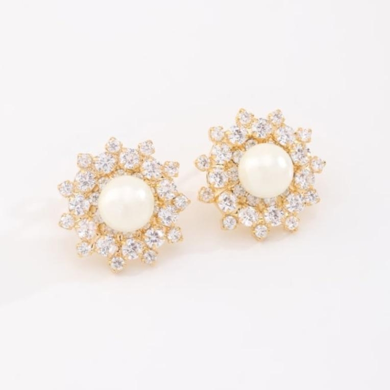 BRINCO PÉROLA SHELL COM ZIRCÔNIAS EM VOLTA