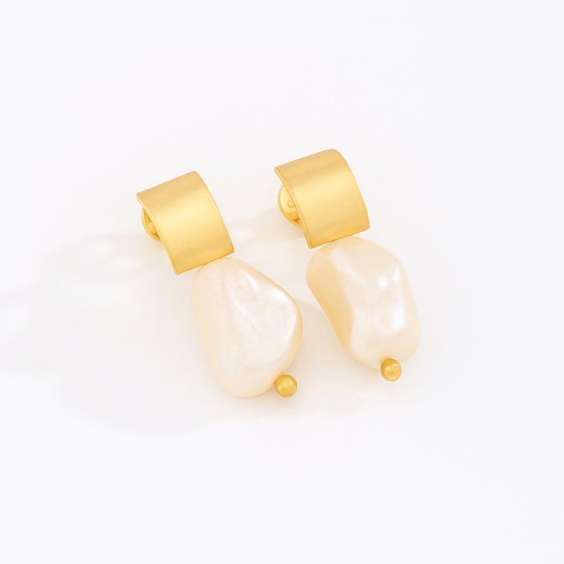 BRINCO PÉROLAS COM DETALHES IRREGULARES