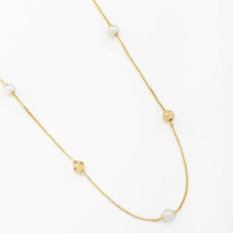 COLAR COM DETALHES EM PÉROLAS E ESFERAS TRABALHADAS