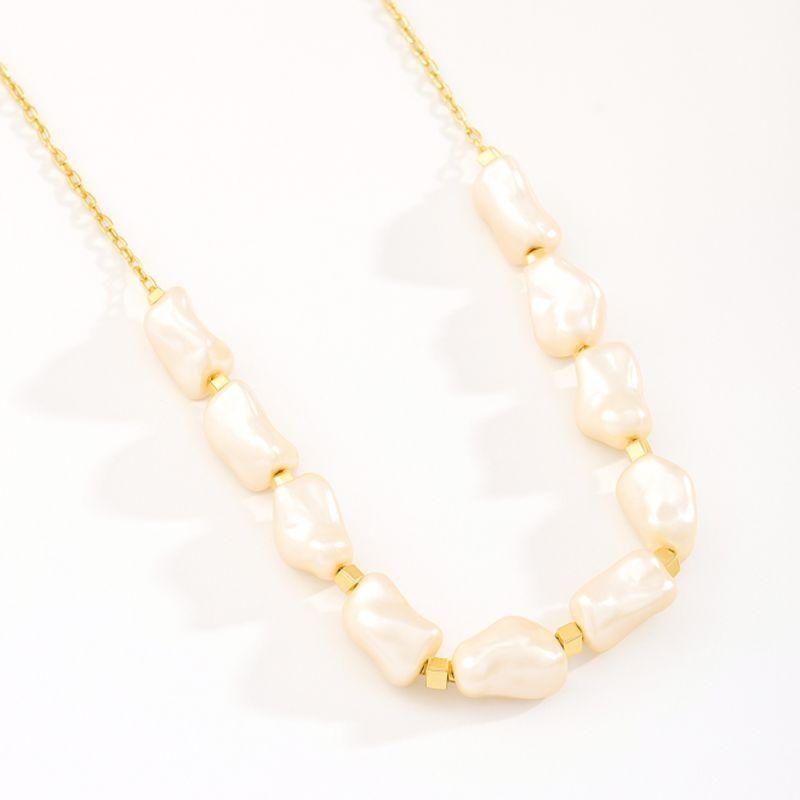 COLAR PÉROLAS COM DETALHES IRREGULARES