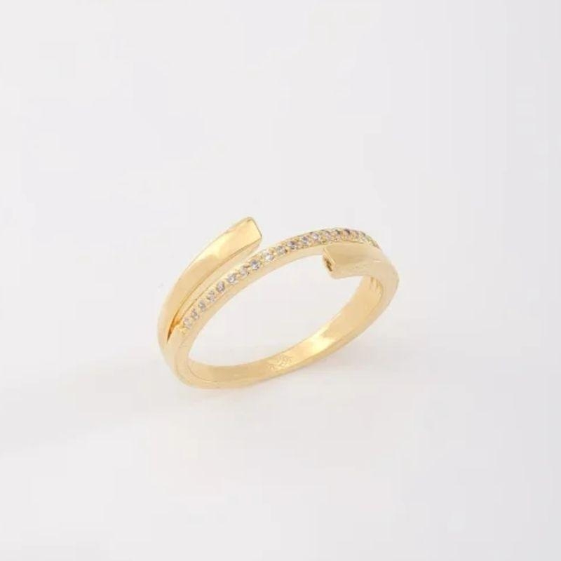 ANEL COM DESIGN ABERTO E DETALHES EM ZIRCÔNIA