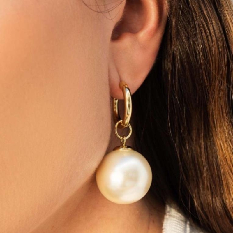 BRINCO ARGOLA LISA COM PÉROLA GRANDE