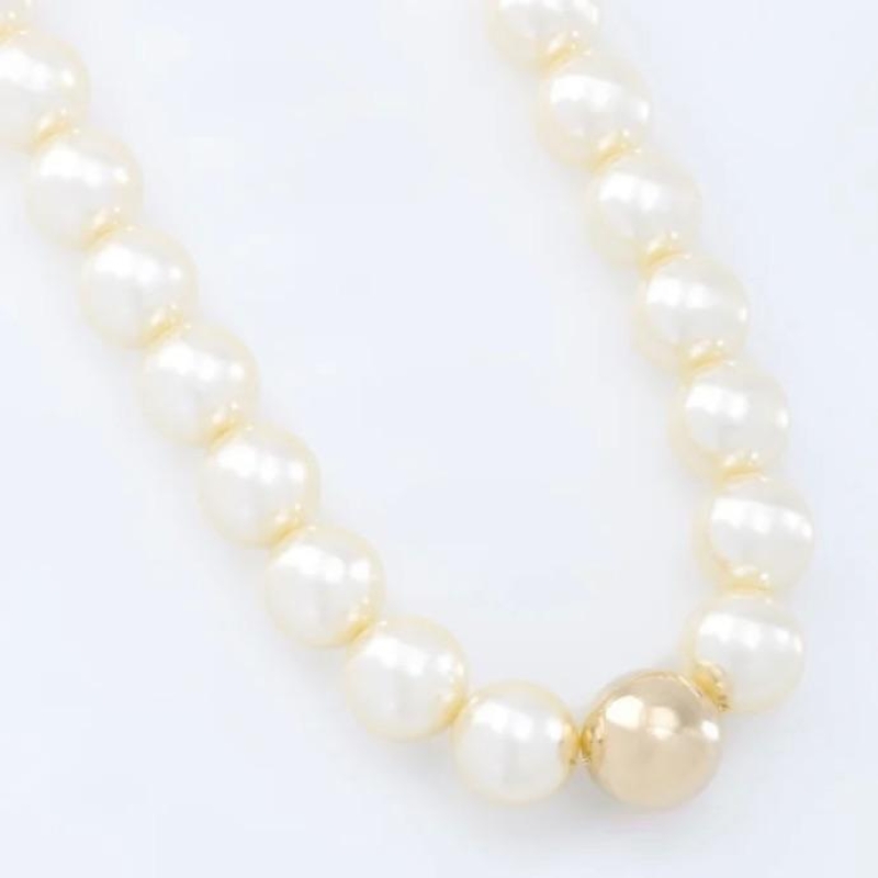 COLAR COM DETALHES EM PÉROLAS GRANDES E ESFERA DOURADA