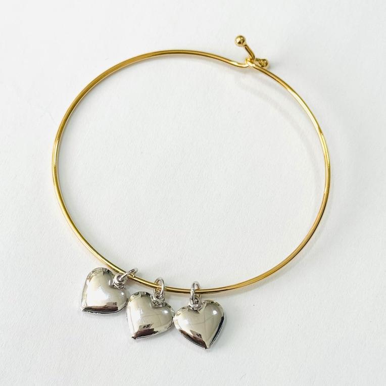 BRACELETE ARO COM PINGENTES CORAÇÕES