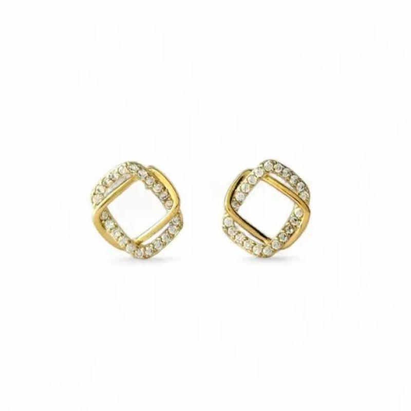 BRINCO QUADRADO LISO ENTRELAÇADO ZIRCÔNIAS