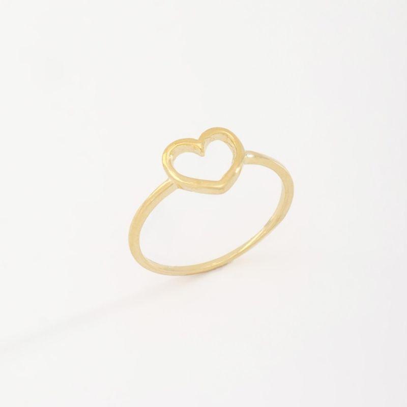 ANEL COM DESIGN DE CORAÇÃO VAZADO