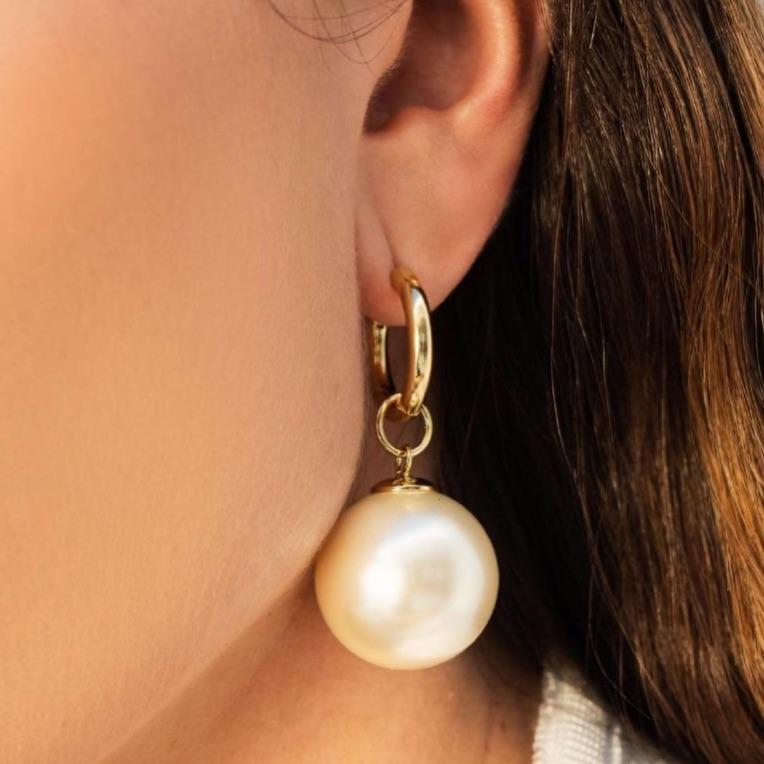 BRINCO ARGOLA LISA COM PÉROLA GRANDE